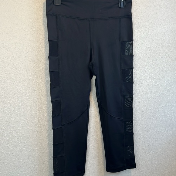 Forever 21 women’s long leggings black with mesh panels on sides - Picture 3 of 8